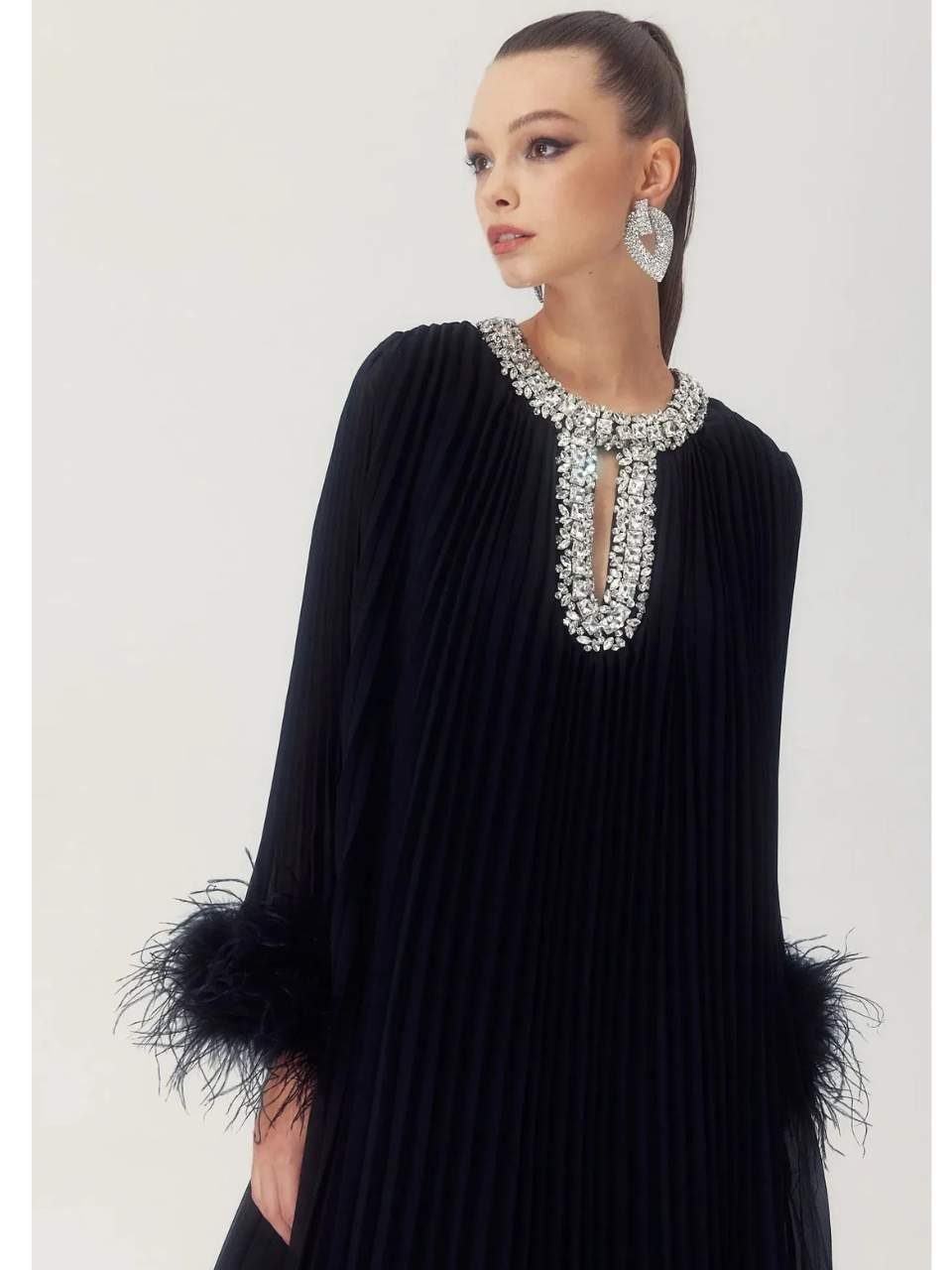 Yvonne Vestido de Chifón Plisado con Plumas Diamante