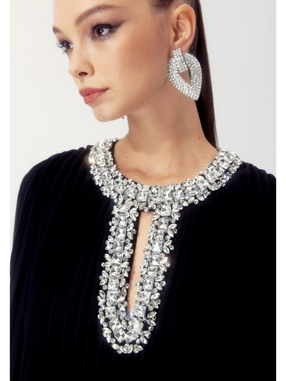 Yvonne Vestido de Chifón Plisado con Plumas Diamante