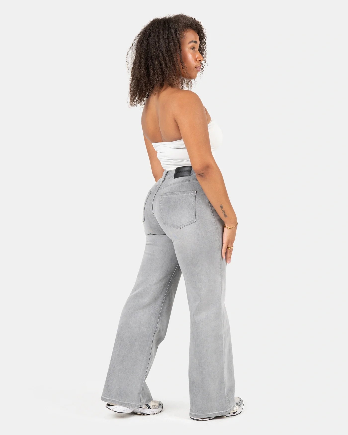 Pantalón ancho que se adapta a las curvas – Talle medio – Gris nube